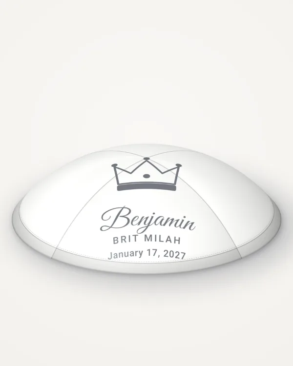 White satin kippah, little crown design in silver foil with the sample text “Benjamin”, rendered picture