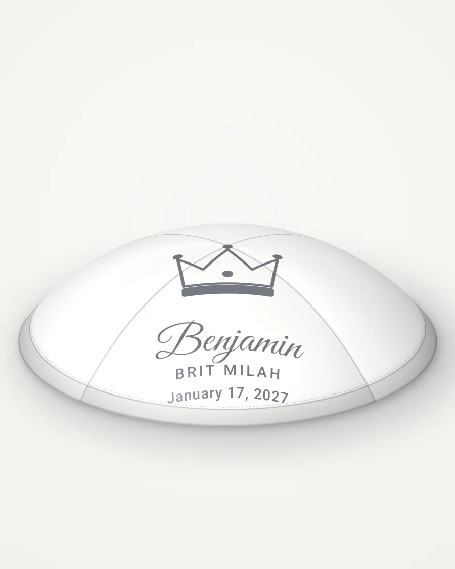 White satin kippah, little crown design in silver foil with the sample text “Benjamin”, rendered picture